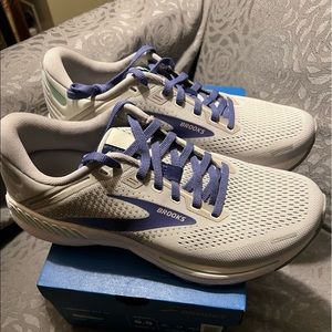 Women BROOKS sneakers